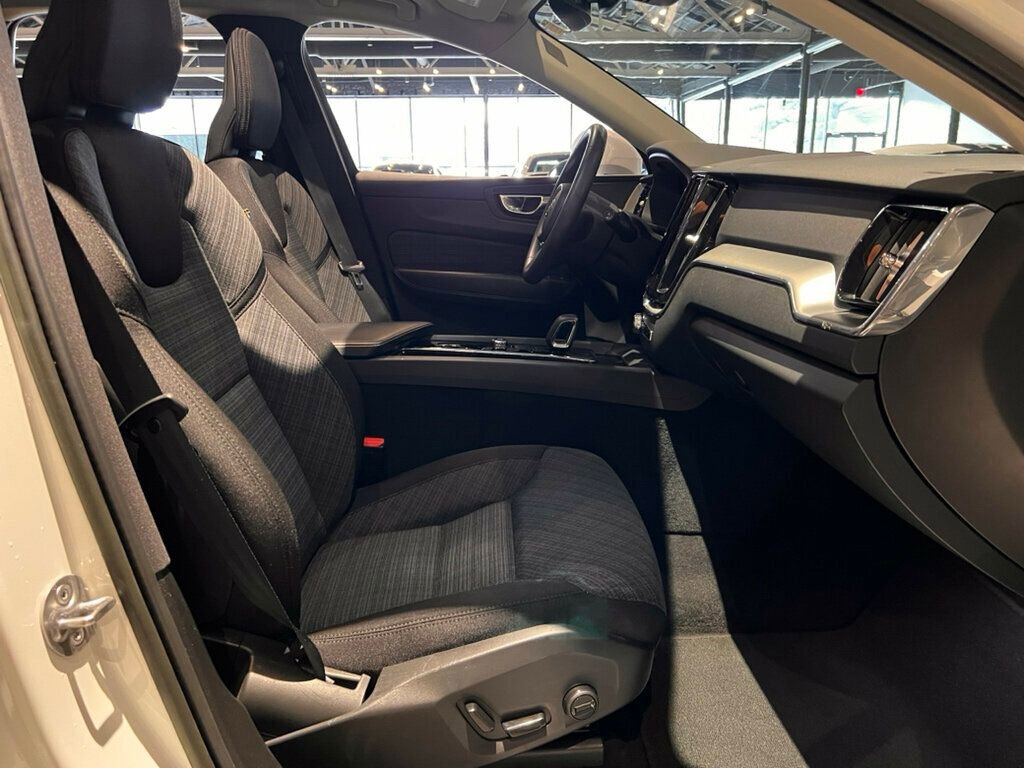 Used 2023 Volvo XC60 B5 Core image 31