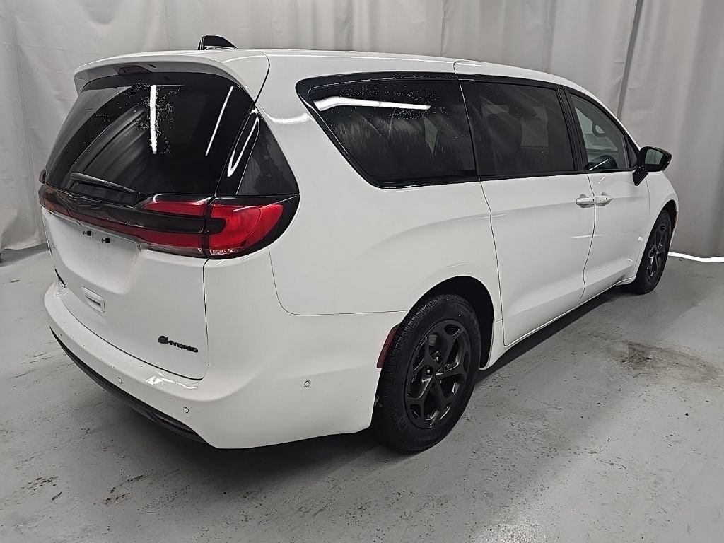 Used 2024 Chrysler Pacifica Limited FWD image 5