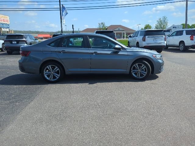 Used 2024 Volkswagen Jetta SE FWD image 6