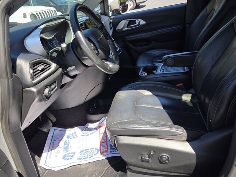 Used 2020 Chrysler Pacifica Touring-L Plus FWD image 6