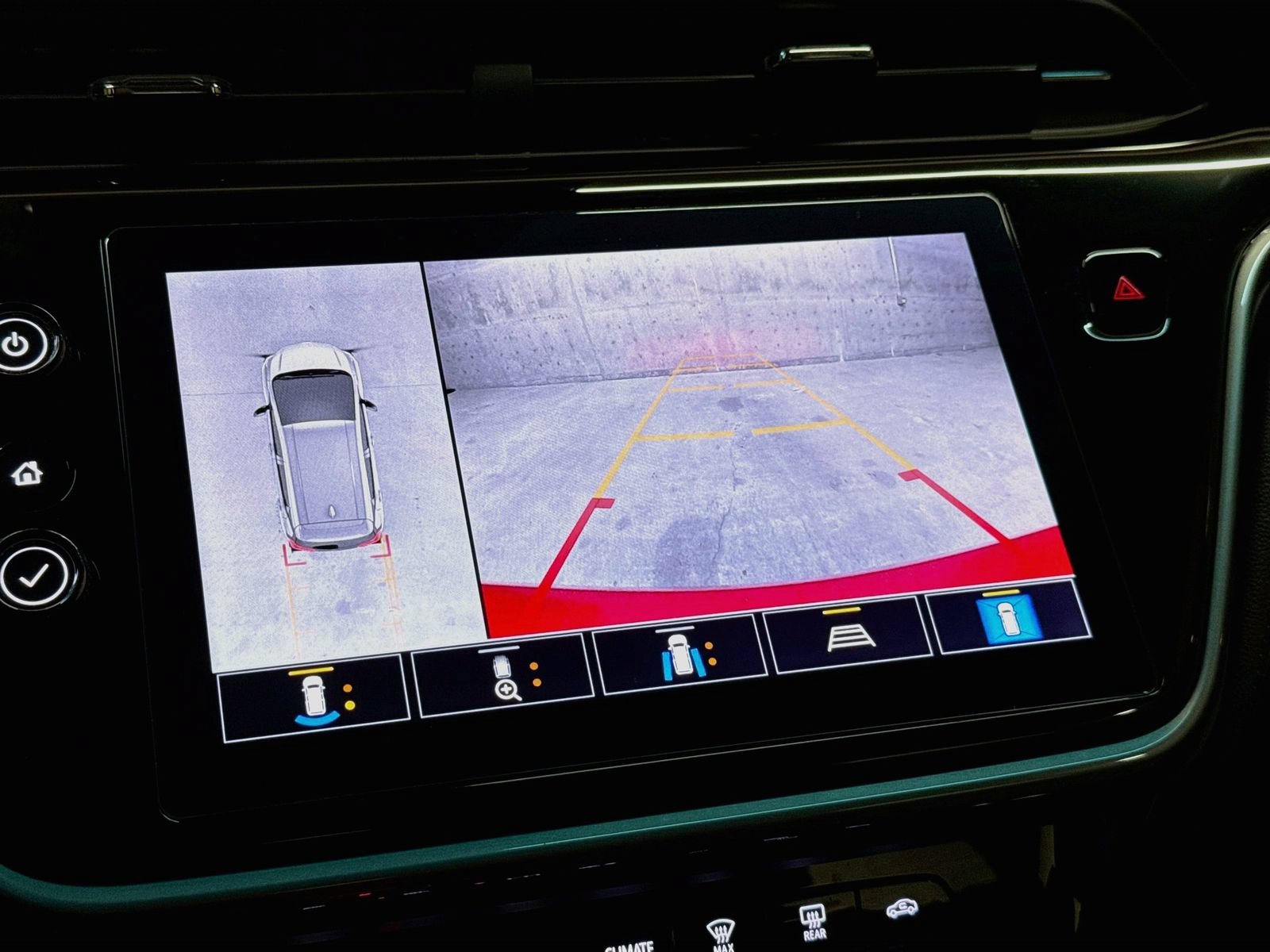 Used 2022 Chevrolet Bolt LT w/ Infotainment Package FWD image 17