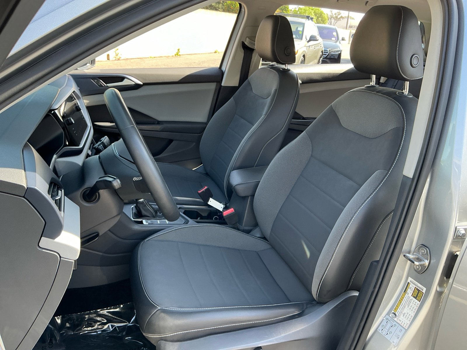 Used 2022 Volkswagen Taos SE w/ Panoramic Sunroof Package FWD image 18