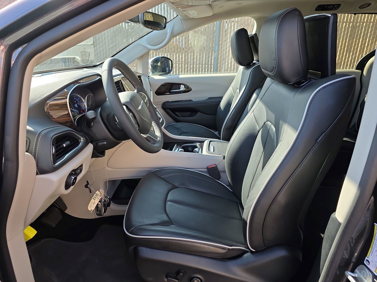 Used 2023 Chrysler Pacifica Limited w/ Uconnect Theater Family Group FWD image 7