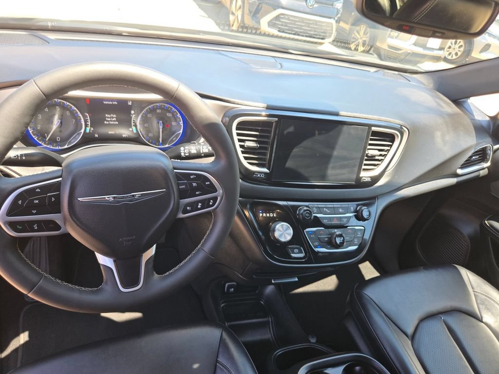 Used 2025 Chrysler Pacifica Select FWD image 15