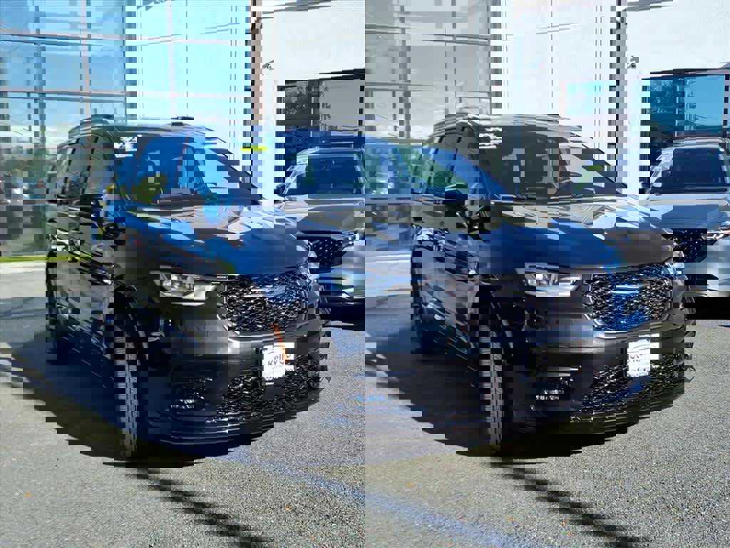 Used 2022 Chrysler Pacifica Limited w/ S Appearance Package image 3