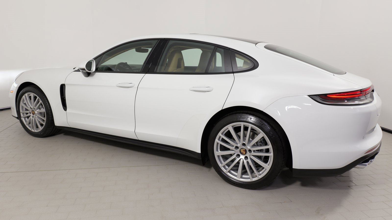 Used 2021 Porsche Panamera 4 image 16