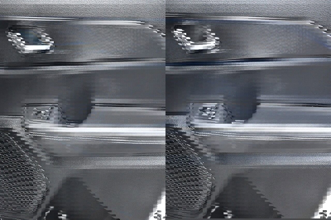 Used 2023 Jeep Grand Cherokee L Laredo image 17