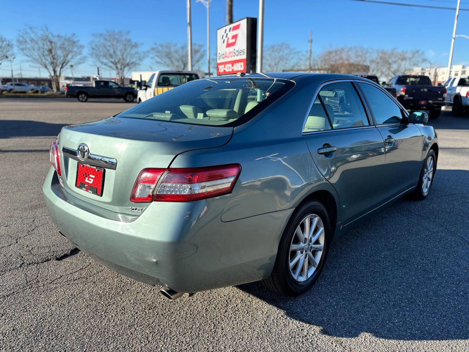 Used 2011 Toyota Camry XLE w/ XLE Extra-Value Pkg #1 FWD image 6
