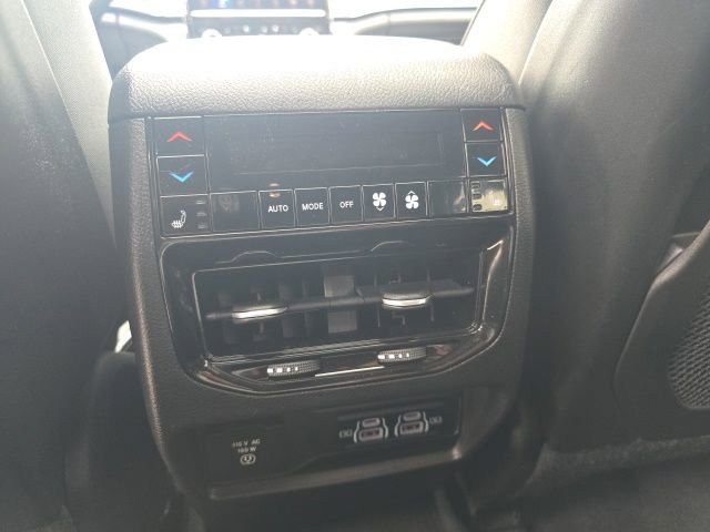 Used 2022 Jeep Grand Cherokee Overland w/ Luxury Tech Group IV AWD/4WD image 13
