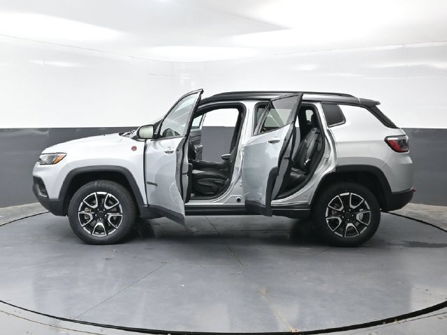 Used 2025 Jeep Compass Trailhawk AWD/4WD image 57