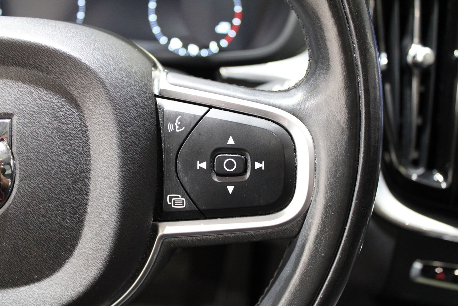 Used 2018 Volvo XC60 T6 Momentum w/ Convenience Package AWD/4WD image 26