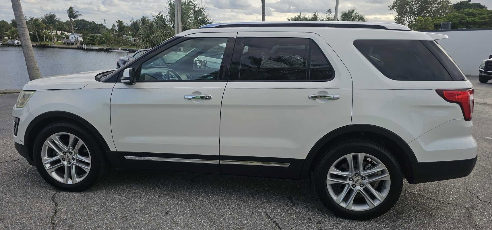 Used 2016 Ford Explorer Limited w/ Equipment Group 301A FWD image 2