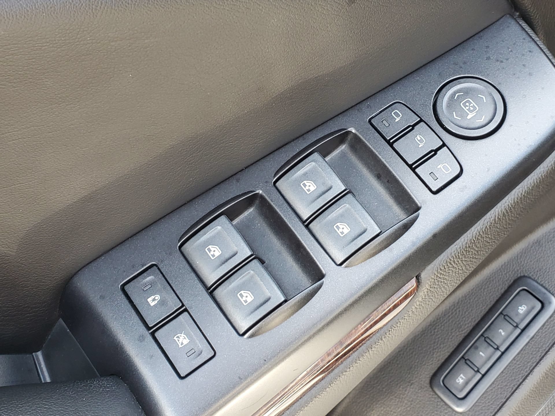 Used 2018 GMC Yukon SLT AWD/4WD image 19