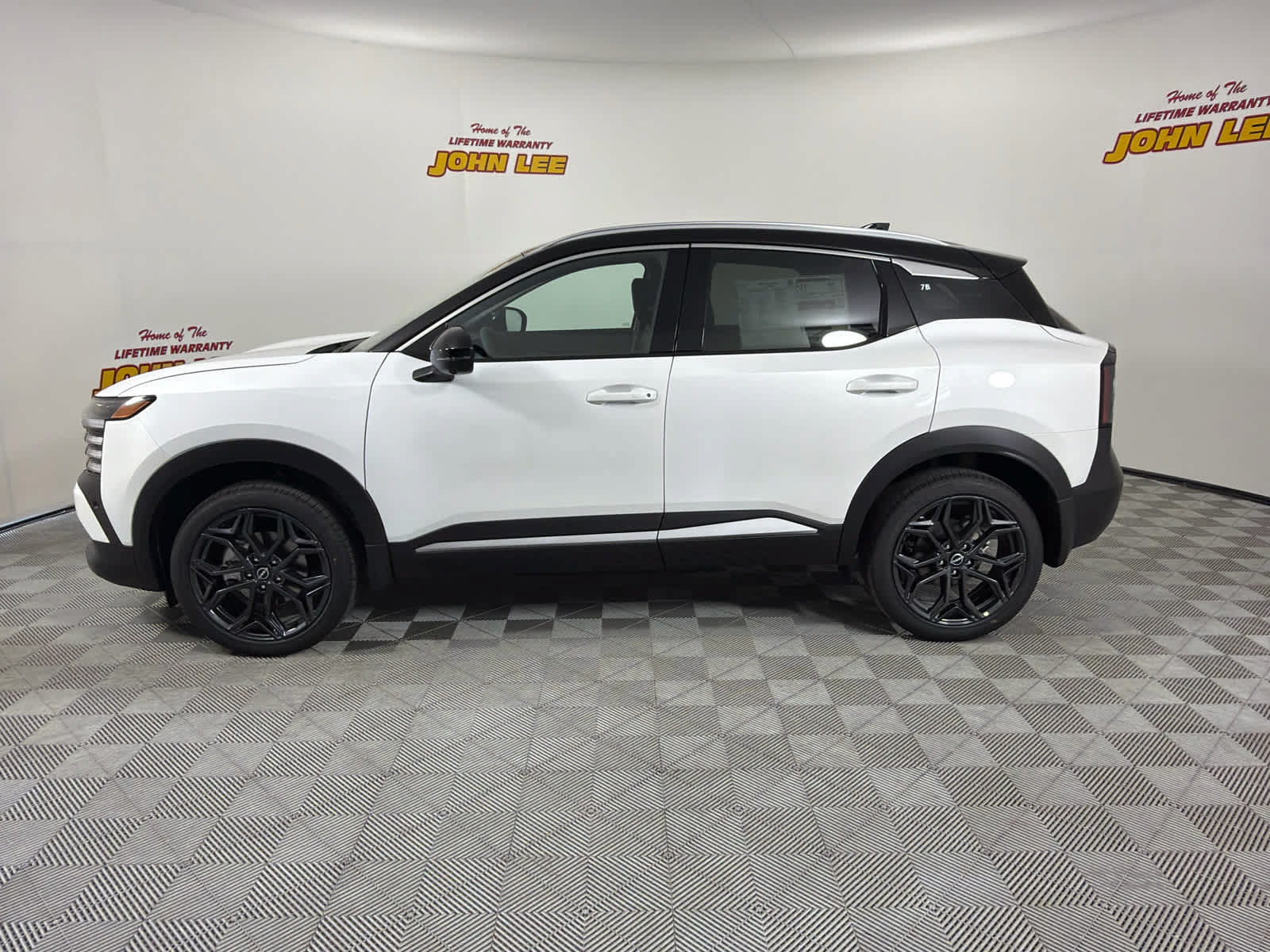 New 2026 Nissan Kicks SR w/ SR Premium Package FWD image 2