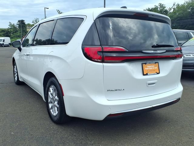 Certified 2024 Chrysler Pacifica Touring-L FWD image 8