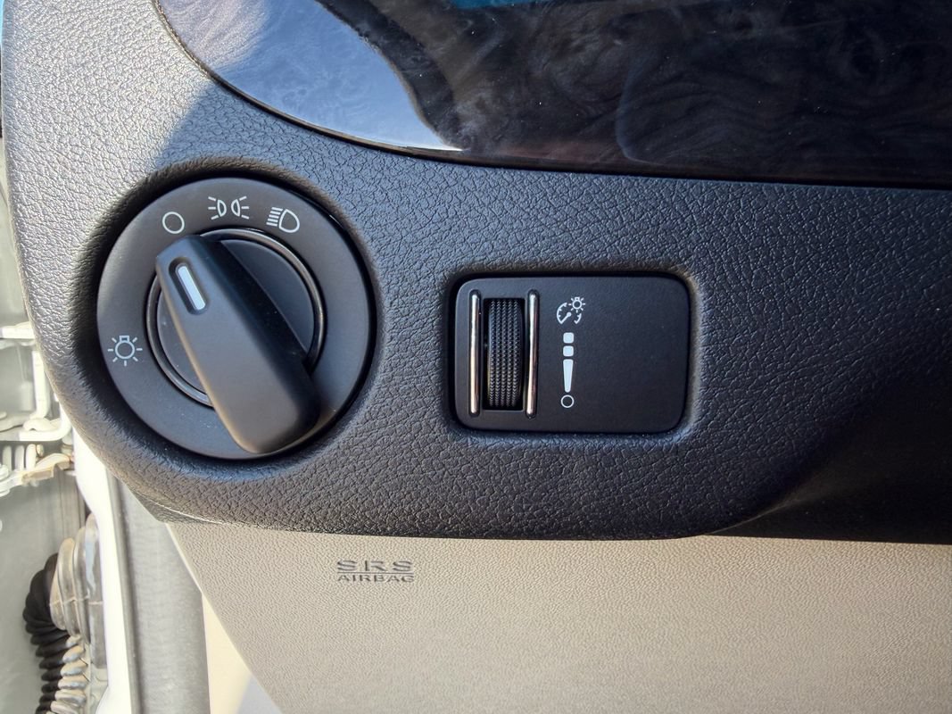 Used 2016 Dodge Grand Caravan SXT w/ UConnect Hands-Free Group FWD image 31