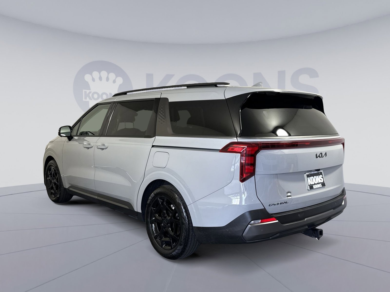 Used 2025 Kia Carnival SX w/ SX Dark Edition Package FWD image 4