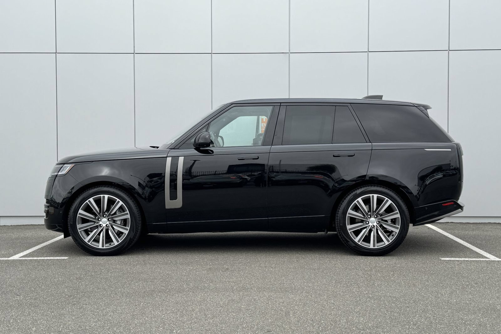 Used 2023 Land Rover Range Rover SE AWD/4WD image 2