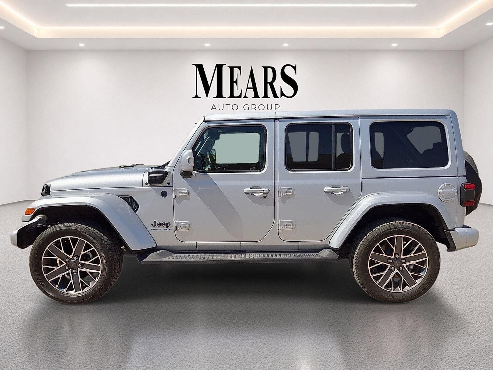 Used 2023 Jeep Wrangler Unlimited Sahara AWD/4WD image 2
