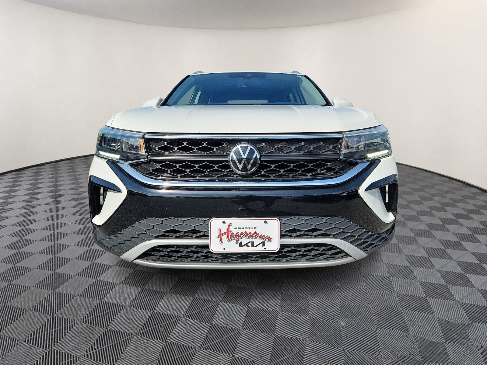 Used 2023 Volkswagen Taos SE AWD/4WD image 2