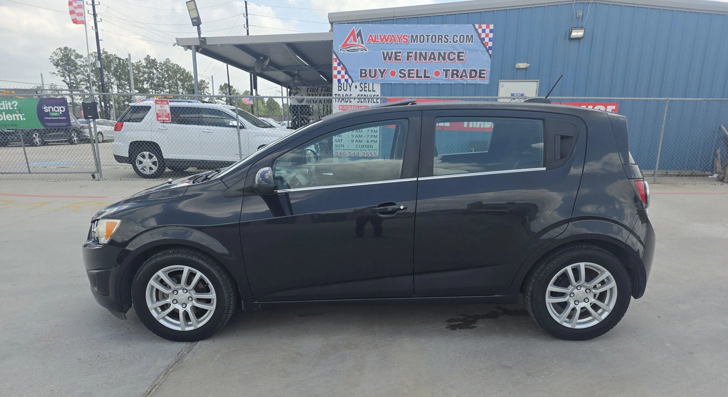 Used 2015 Chevrolet Sonic LT w/ Fun and Sun Package FWD image 9