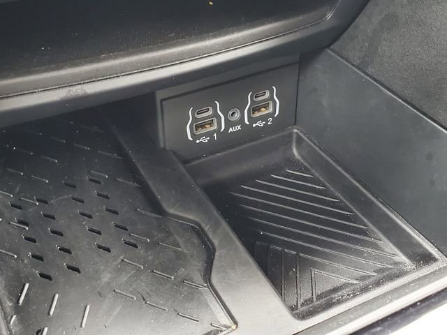 Used 2025 Chrysler Pacifica Limited image 36