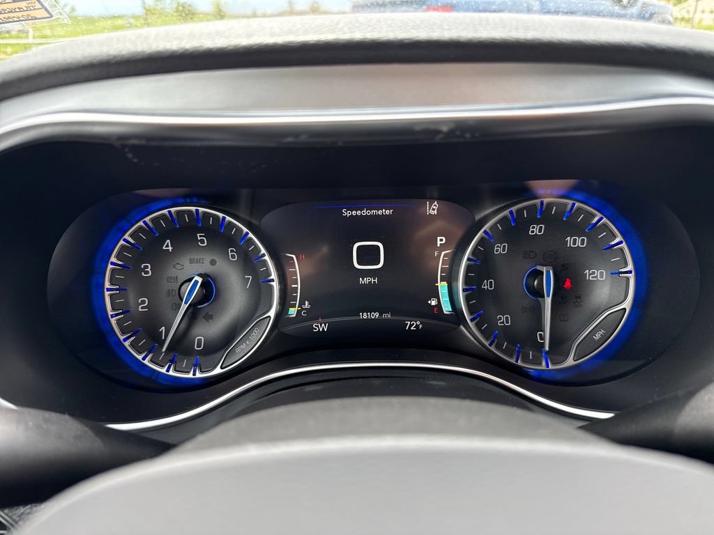 Used 2026 Chrysler Pacifica Limited FWD image 18