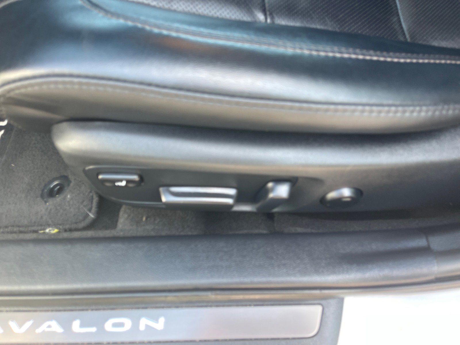 Used 2015 Toyota Avalon Limited w/ Technology Package FWD image 9