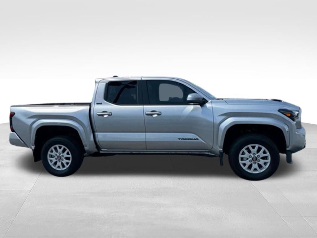 Used 2025 Toyota Tacoma SR5 AWD/4WD image 7