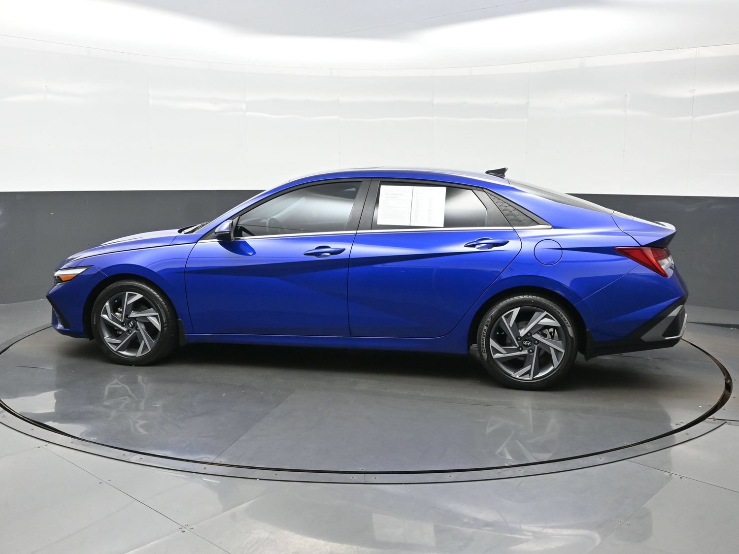 Certified 2025 Hyundai Elantra Limited FWD image 3