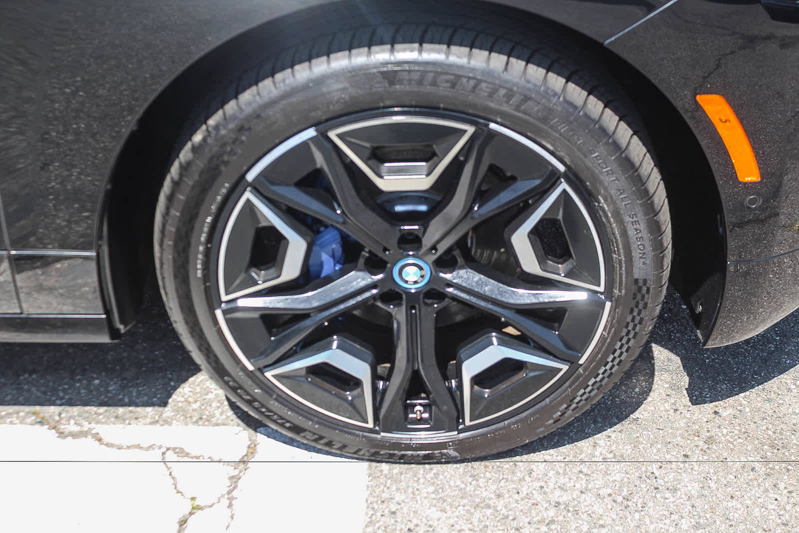 Used 2024 BMW iX xDrive50 w/ Premium Package AWD/4WD image 9