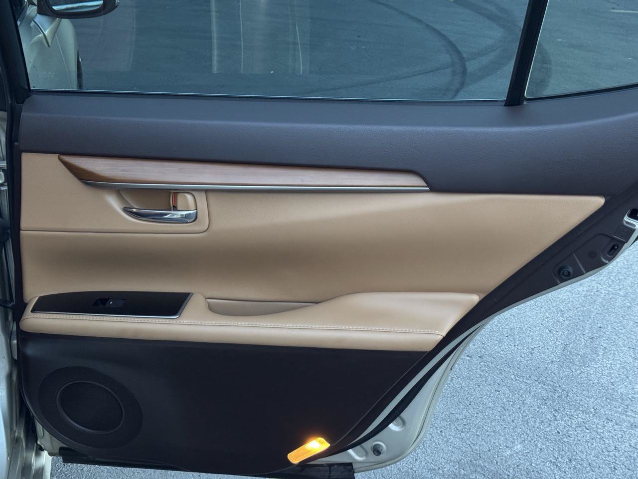 Used 2016 Lexus ES 350 w/ Luxury Package w/Wood Trim FWD image 18
