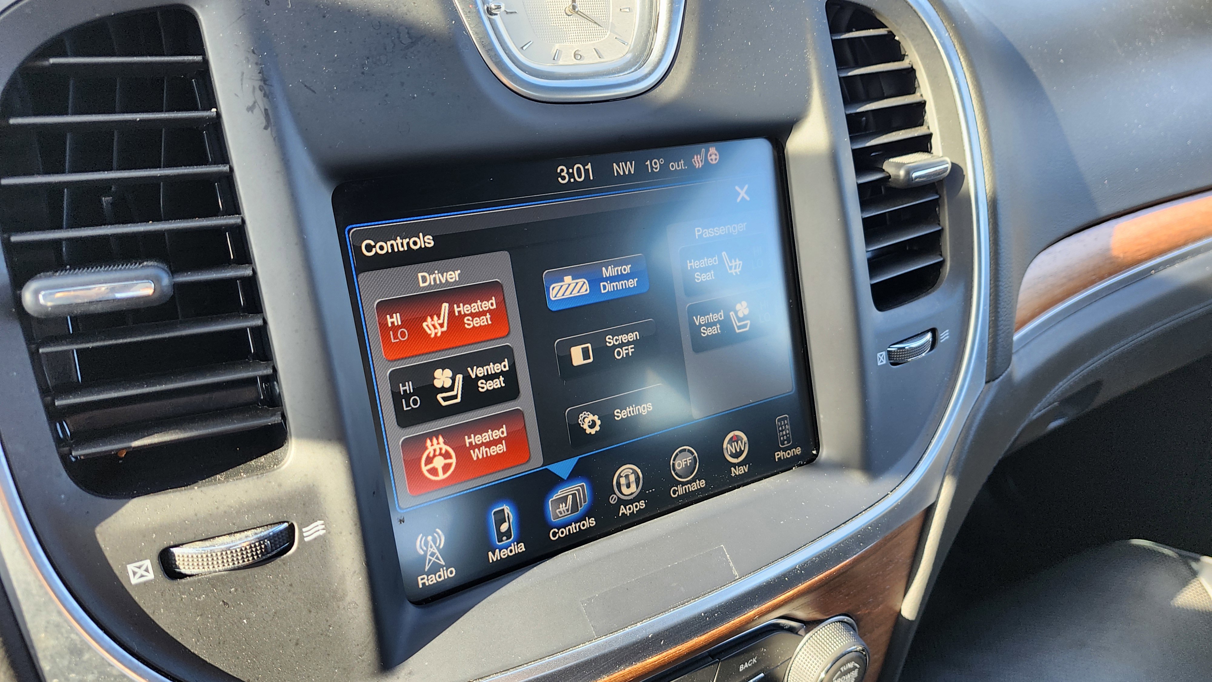 Used 2016 Chrysler 300 C Platinum image 4