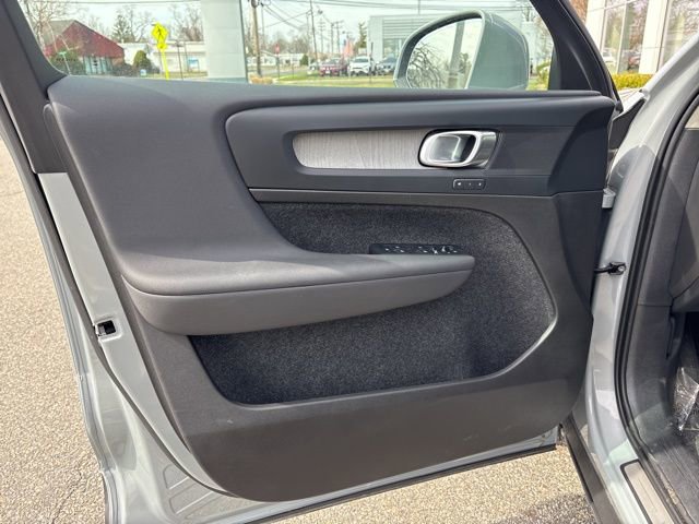 Used 2025 Volvo XC40 B5 Plus image 17