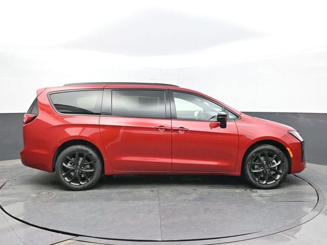 New 2027 Chrysler Pacifica Limited AWD/4WD image 6