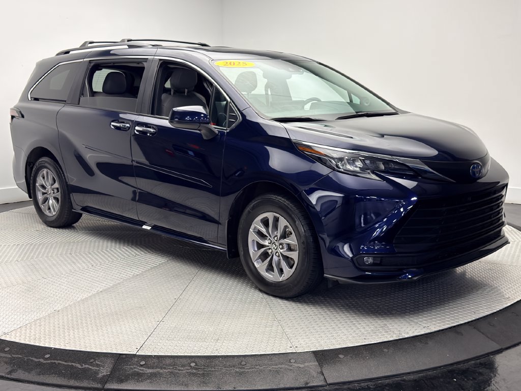 Used 2025 Toyota Sienna XLE w/ XLE Plus Package FWD image 3