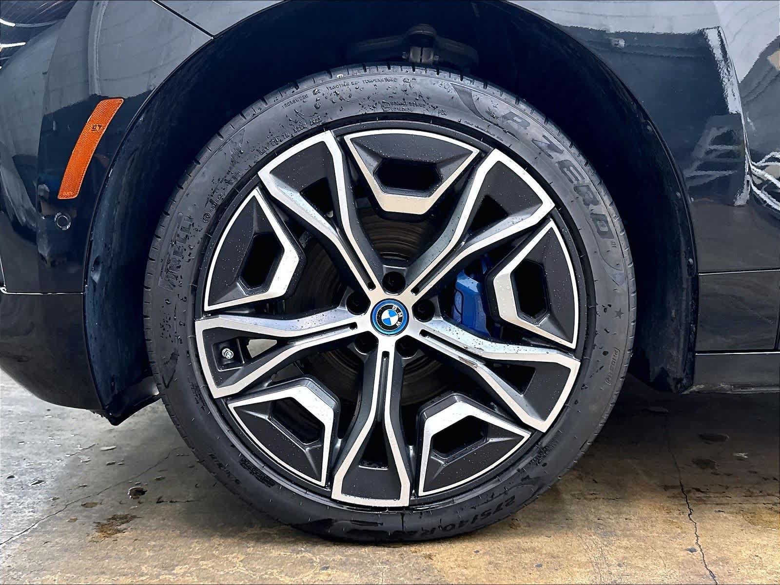 Used 2025 BMW iX xDrive50 w/ Premium Package AWD/4WD image 12
