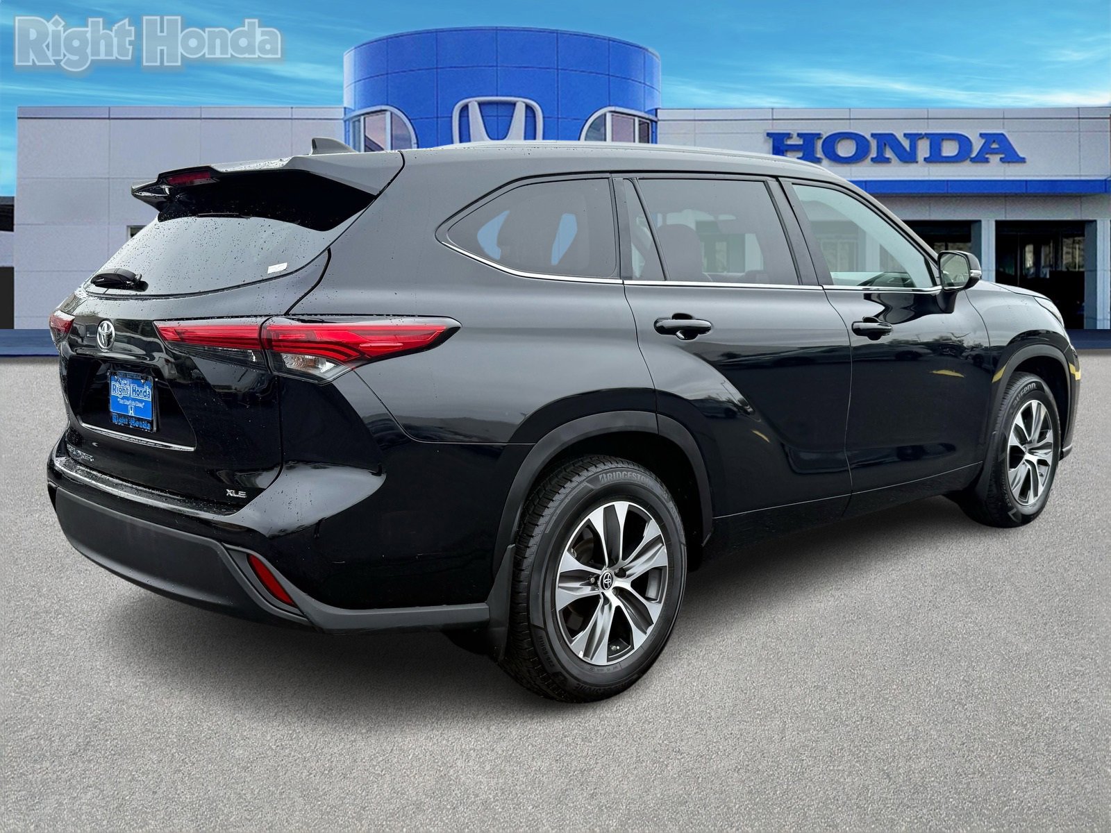 Used 2023 Toyota Highlander XLE image 7