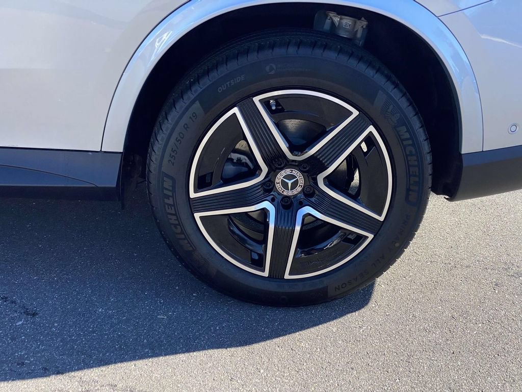 Used 2025 Mercedes-Benz GLC 300 4MATIC image 9