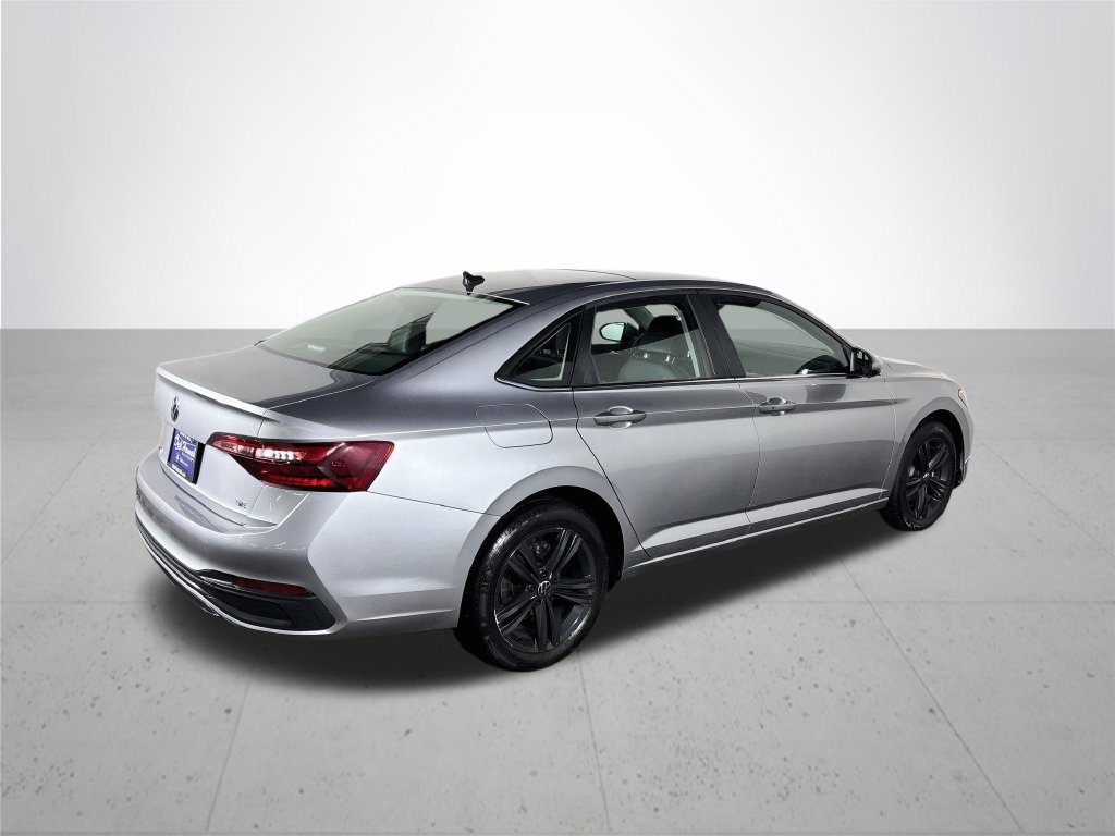 Used 2023 Volkswagen Jetta SE w/ Panoramic Sunroof Package FWD image 7