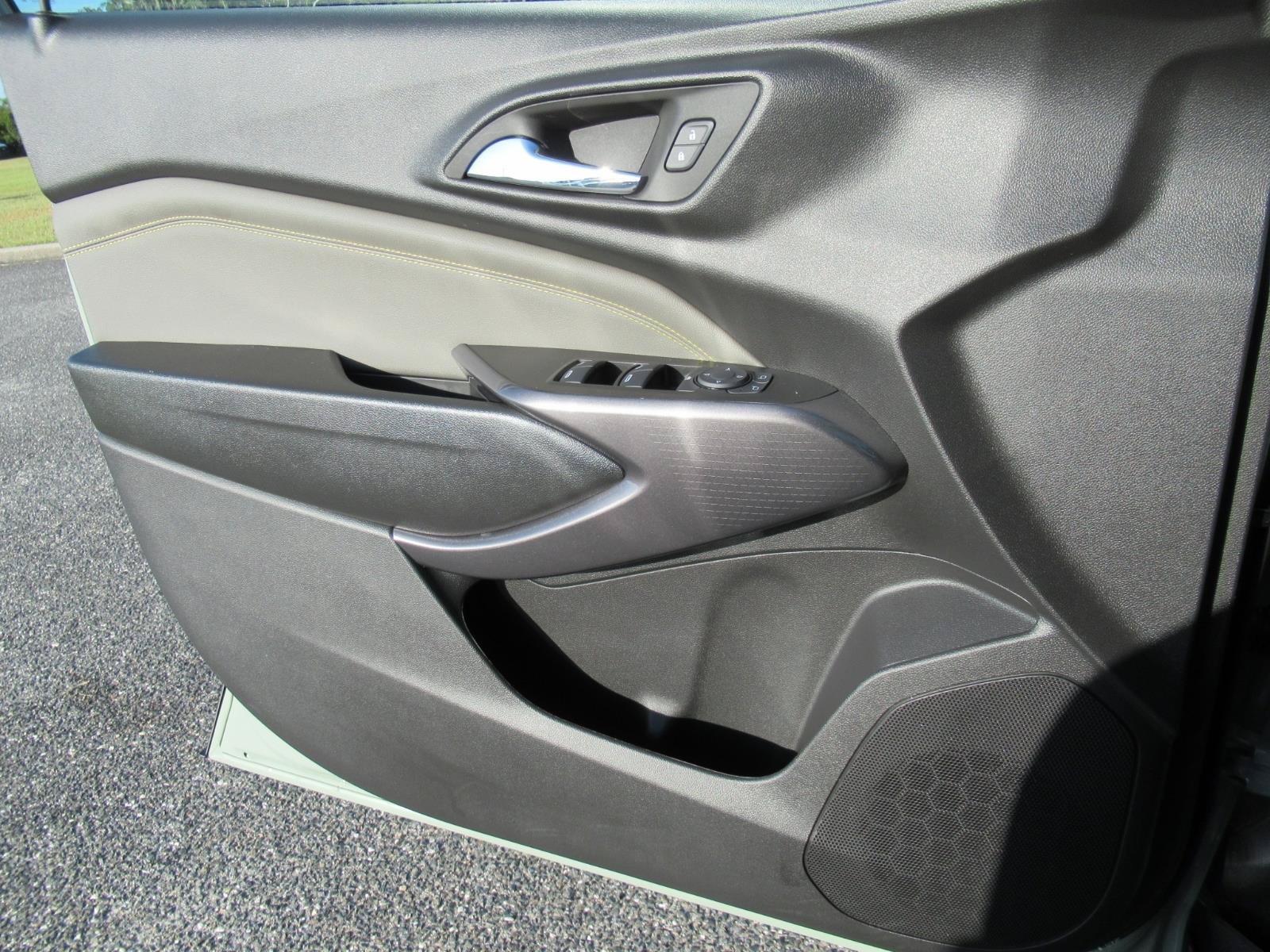 Used 2025 Chevrolet Trax ACTIV w/ Sunroof Package FWD image 20