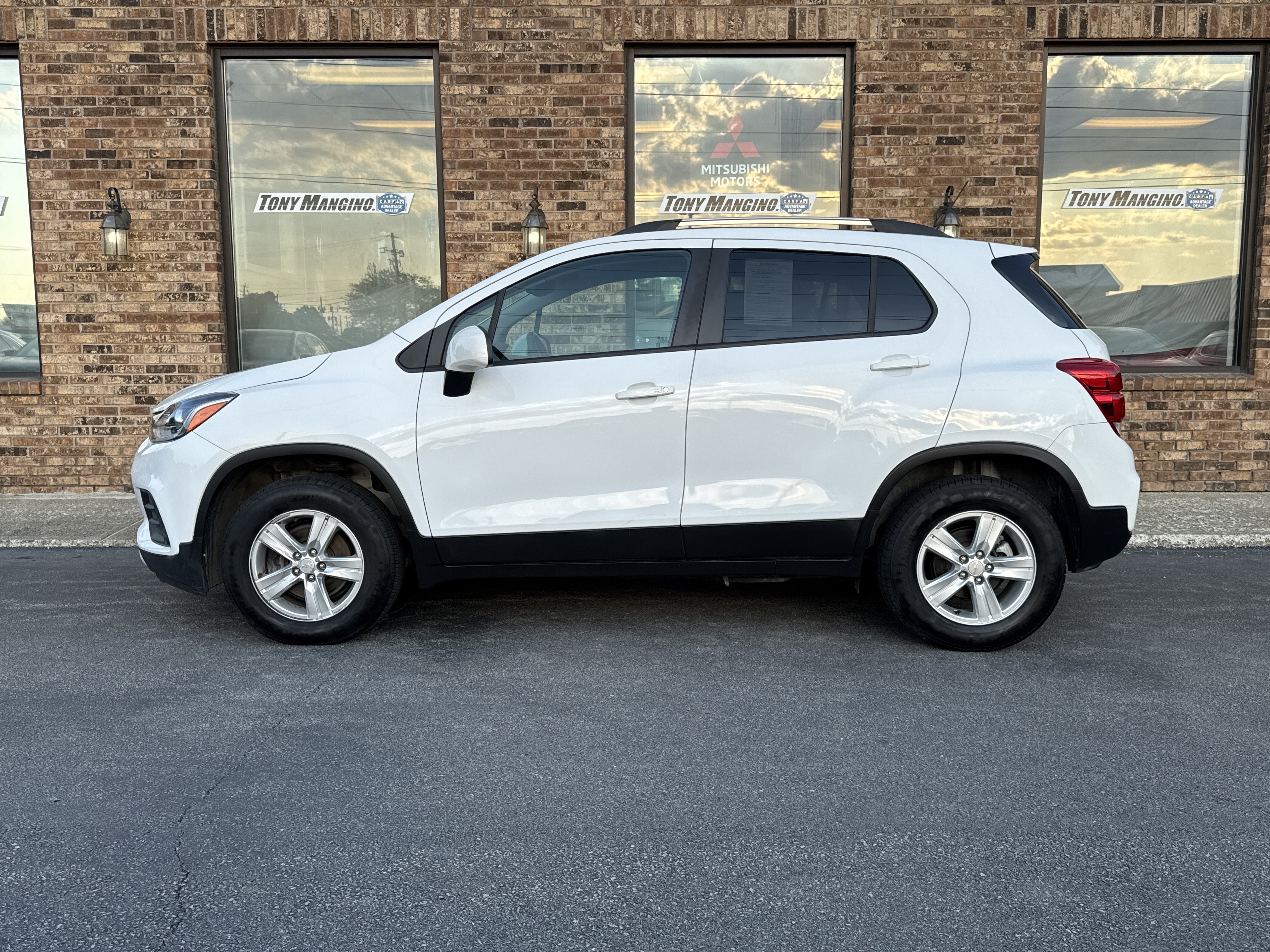 Used 2022 Chevrolet Trax LT w/ LT Convenience Package AWD/4WD image 2