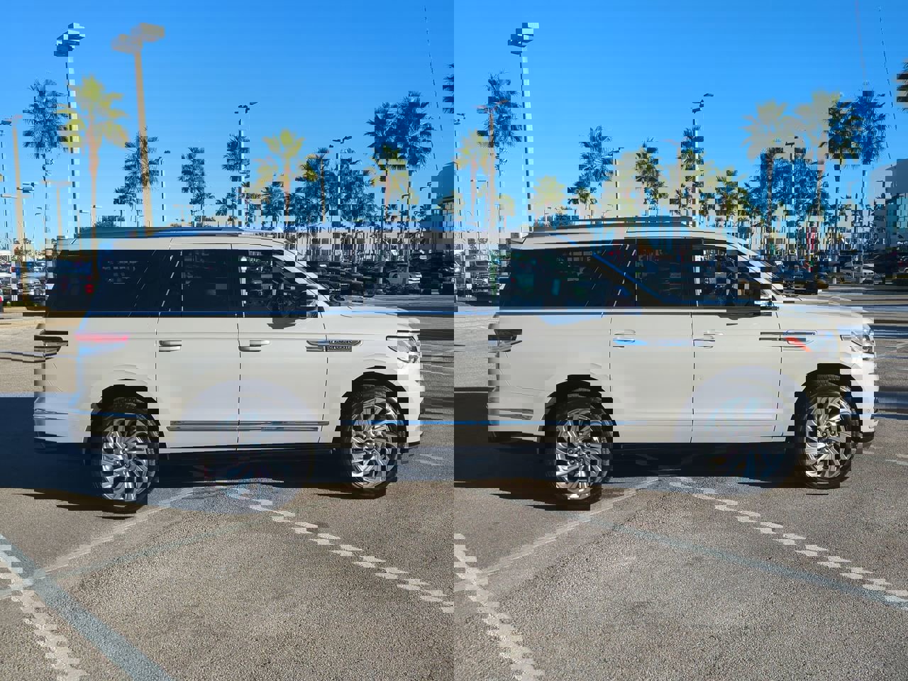 Certified 2024 Lincoln Navigator L Reserve image 3