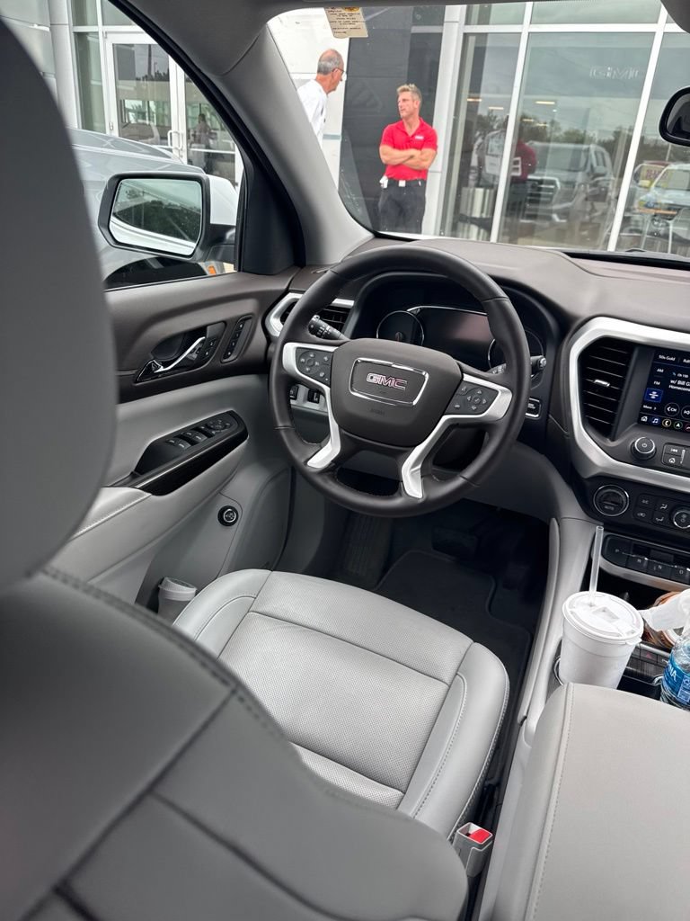 Used 2023 GMC Acadia SLT w/ Technology Package FWD image 12