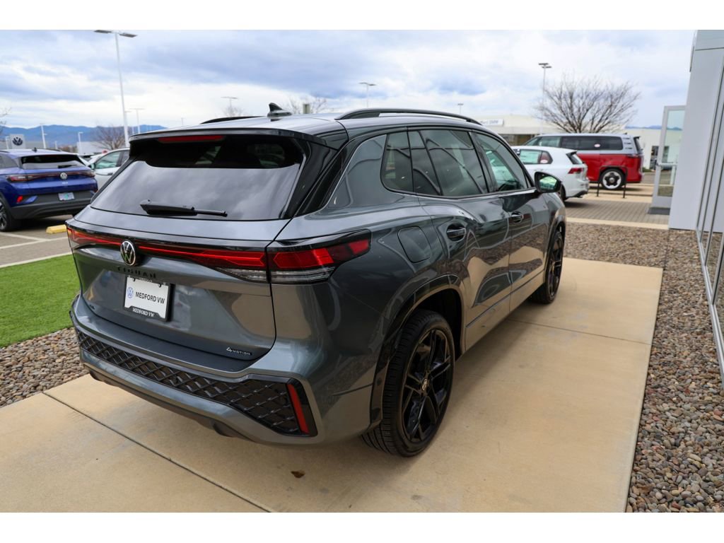 Used 2025 Volkswagen Tiguan SE R-Line image 4