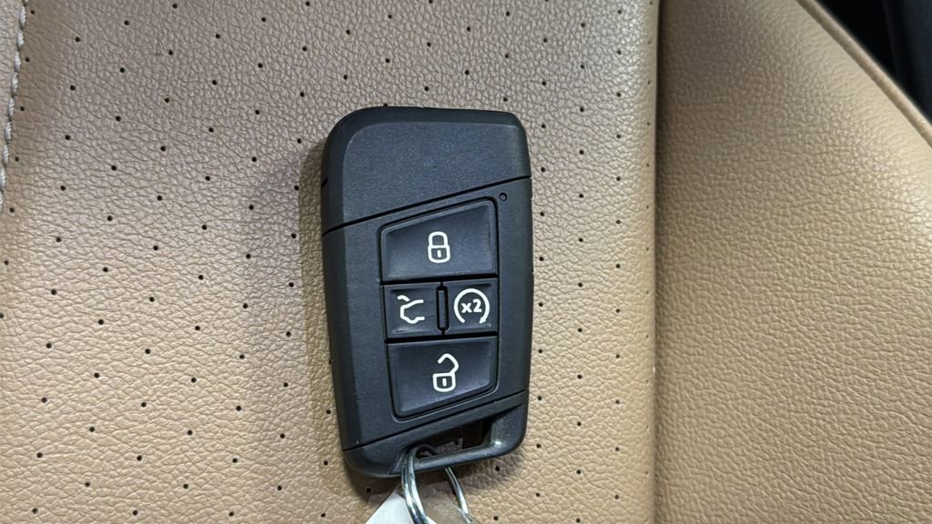 Used 2024 Volkswagen Tiguan SE AWD/4WD image 38