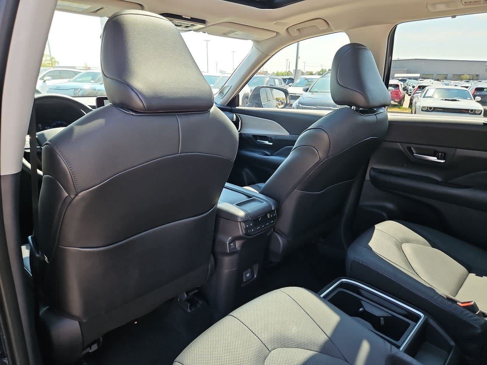Used 2025 Toyota Grand Highlander AWD image 17