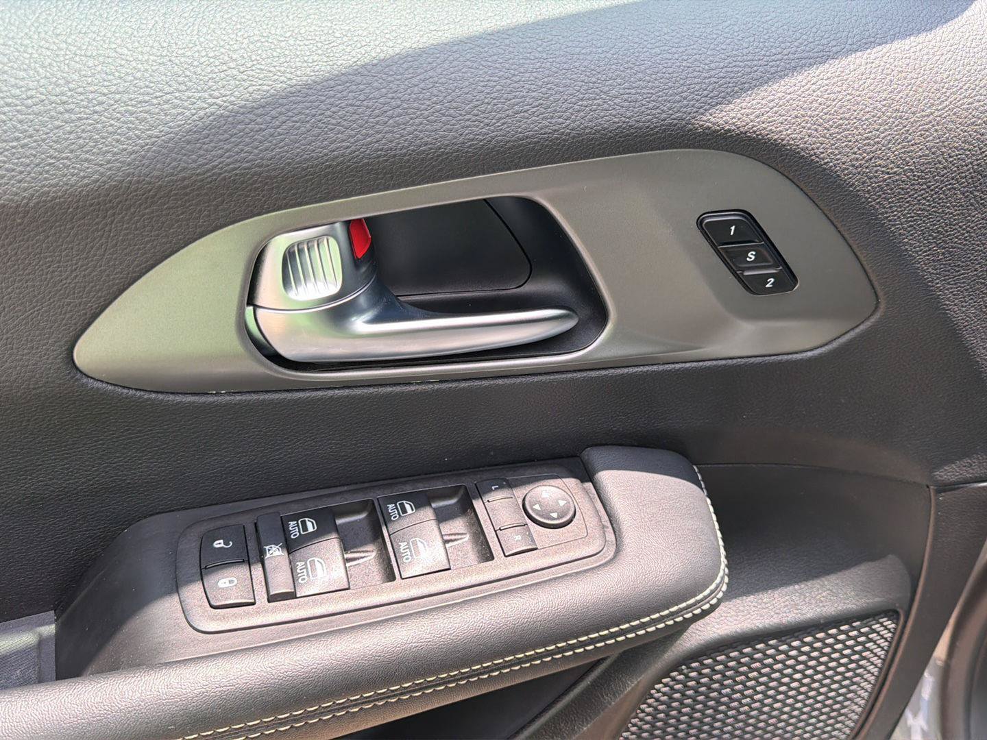 Certified 2025 Chrysler Pacifica Select FWD image 12