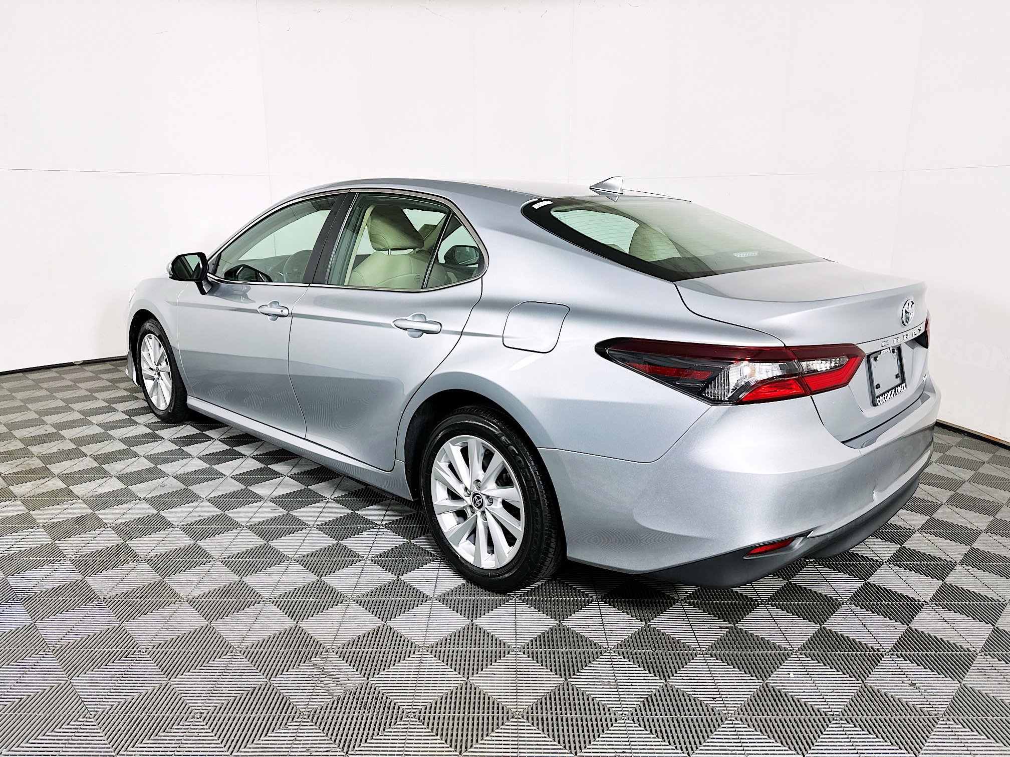 Used 2023 Toyota Camry LE image 4