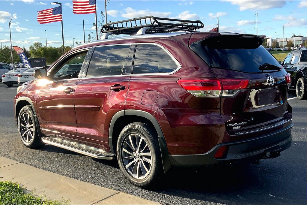 Used 2017 Toyota Highlander XLE AWD/4WD image 2